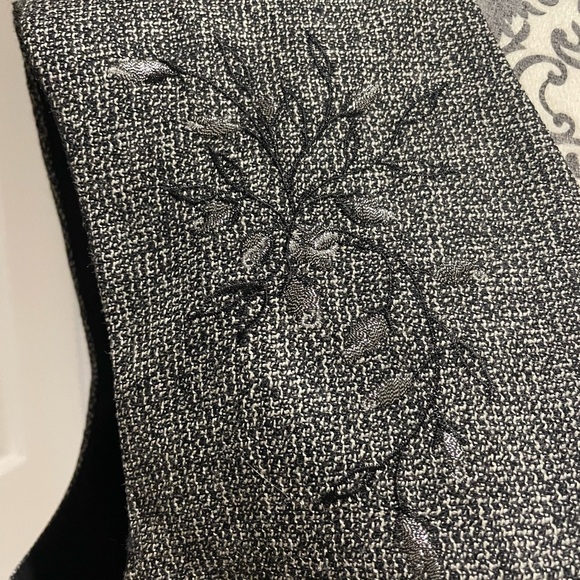 Beautiful tweed vest from the Conrad Collection. - Picture 5 of 7